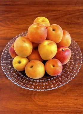 Ahşap arka plan üzerinde plaka üzerinde olgun kayısı