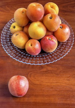 Ahşap arka plan üzerinde plaka üzerinde olgun kayısı