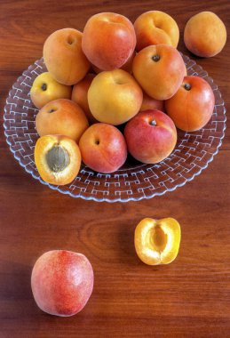 Ahşap arka plan üzerinde plaka üzerinde olgun kayısı