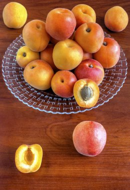 Ahşap arka plan üzerinde plaka üzerinde olgun kayısı