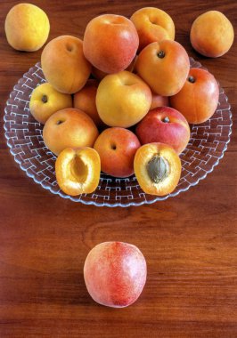 Ahşap arka plan üzerinde plaka üzerinde olgun kayısı