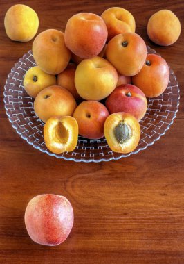 Ahşap arka plan üzerinde plaka üzerinde olgun kayısı