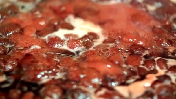 Приготування смачного полуничного варення — стокове відео