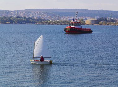 Bir römorkör gemi denizde