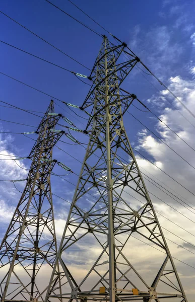 Líneas aéreas eléctricas de alto voltaje — Foto de Stock