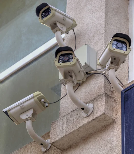 Überwachungskameras an der Wand — Stockfoto