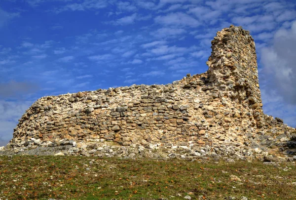 Beautiful landscape with ancient stone wall — Stock Photo, Image