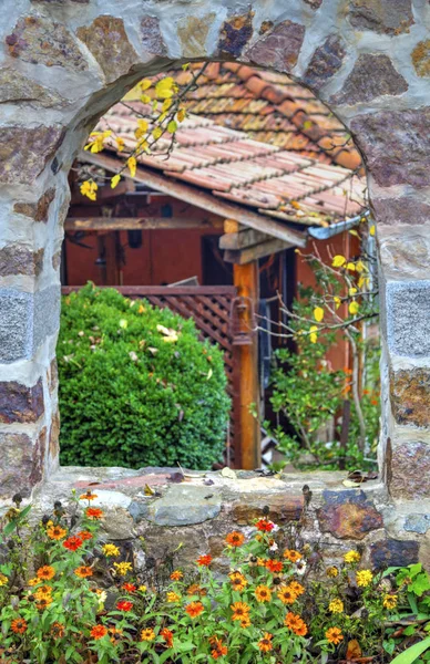 Стильная каменная стена и красочные цветы — стоковое фото