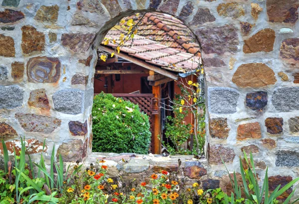 Stijlvolle stenen muur en kleurrijke bloemen — Stockfoto