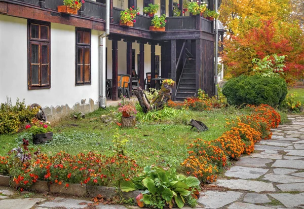 Facciata di vecchia casa e bellissimo giardino — Foto Stock