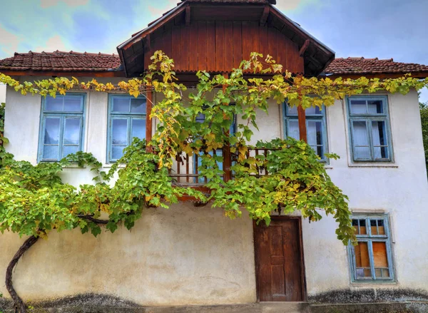 Gevel van stijlvolle oude huis — Stockfoto