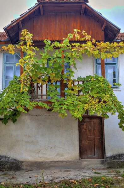 Fachada de casa velha elegante — Fotografia de Stock