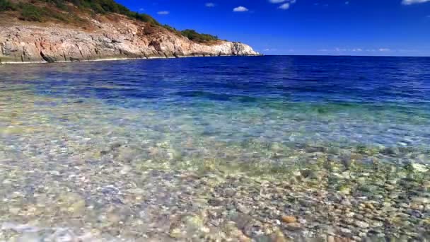 Cielo azul y olas del océano — Vídeos de Stock