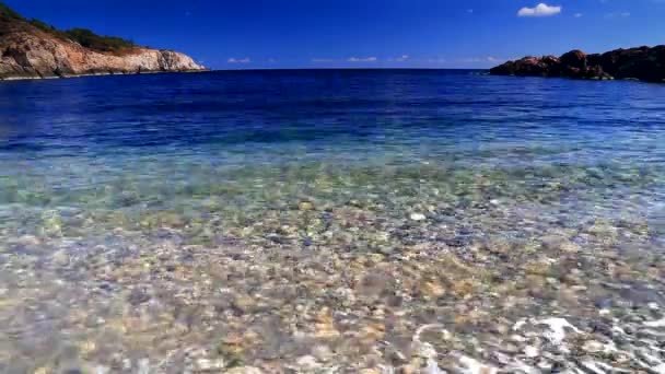 Cielo azul y olas del océano — Vídeos de Stock