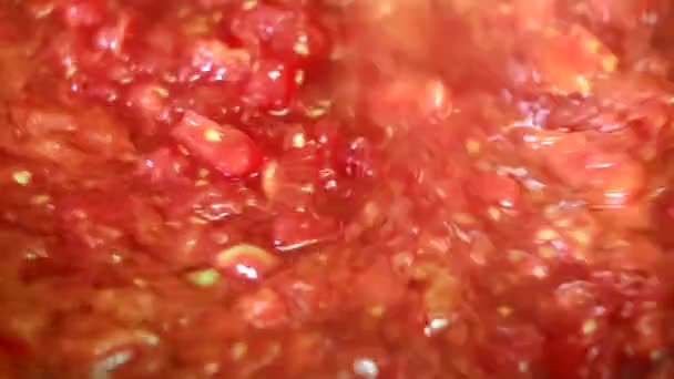 Cozinhar delicioso molho de tomate — Vídeo de Stock