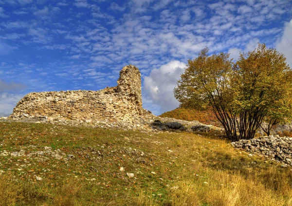 Berglandschap met de ruïnes van het oude fort en kleurrijke herfst bomen — Stockfoto