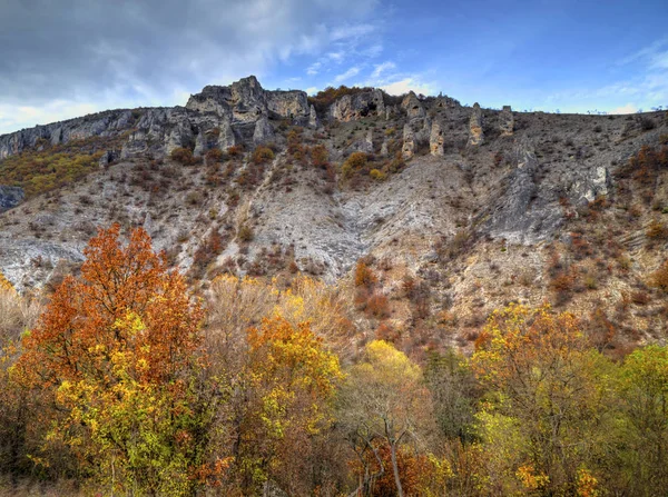 Landschaft im Gebirge mit buntem Herbstwald — Stockfoto