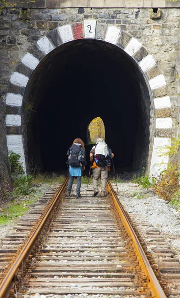 Touristen mit Rucksäcken auf Bahngleisen — Stockfoto