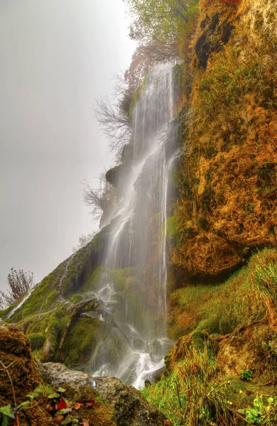 山の滝のある風景します。 — ストック写真