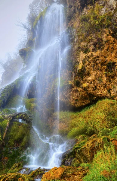 Paisaje con cascada de montaña — Foto de Stock