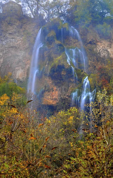 Пейзаж с горным водопадом — стоковое фото
