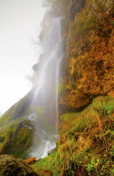 Paisagem com cachoeira de montanha — Fotografia de Stock