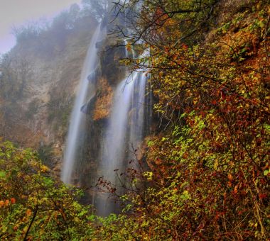 Dağ şelale ile manzara