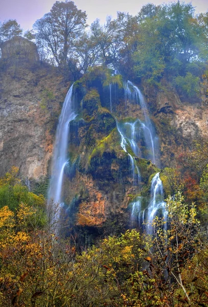 山の滝とカラフルな秋の森風景します。 — ストック写真