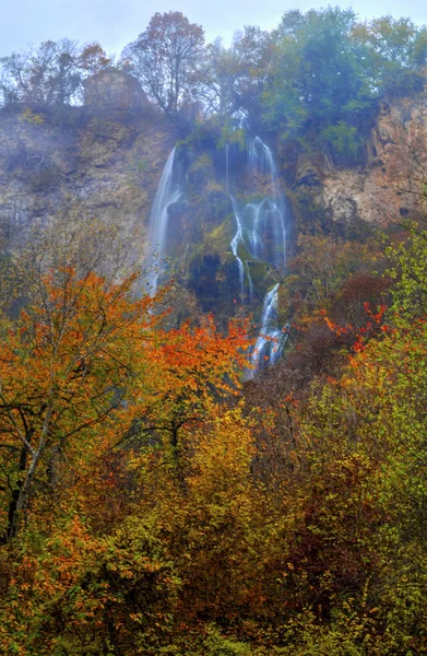 山の滝とカラフルな秋の森風景します。 — ストック写真