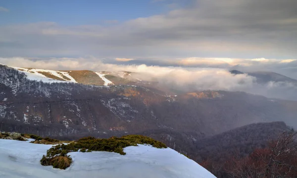 Paesaggio montano invernale — Foto Stock