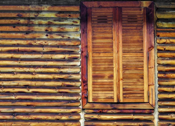 Okna na drewniane ściany — Zdjęcie stockowe