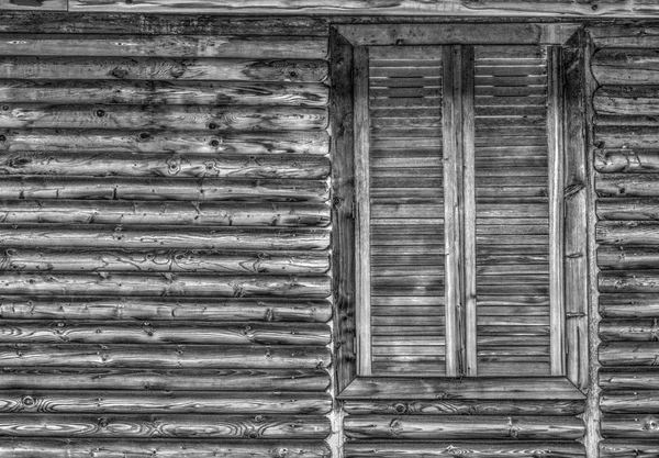 Pared y ventana de madera en blanco y negro — Foto de Stock