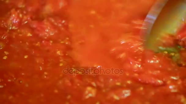 Gotowanie pyszne pomidory sos — Wideo stockowe