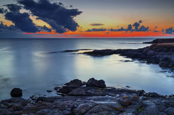 Hermoso Amanecer Costa Rocosa Nubes Cielo Dramáticas — Foto de Stock