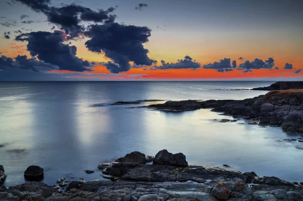 Beautiful Sunrise Rocky Shore Dramatic Sky Clouds — Stock Photo, Image