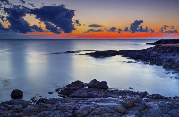 Beautiful Sunrise Rocky Shore Dramatic Sky Clouds — Stock Photo, Image