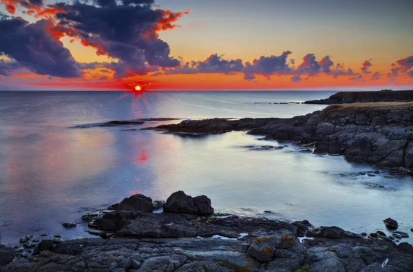 Όμορφη Ανατολή Του Ηλίου Στον Βραχώδη Ακτή Και Δραματικό Ουρανό — Φωτογραφία Αρχείου