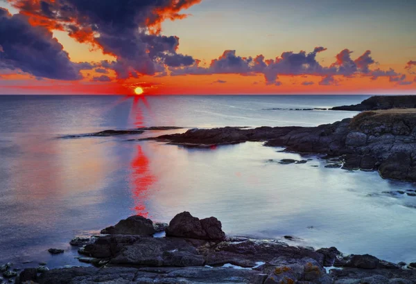 Bella Alba Sulla Riva Rocciosa Drammatiche Nuvole Cielo — Foto Stock