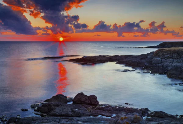 Bella Alba Sulla Riva Rocciosa Drammatiche Nuvole Cielo — Foto Stock