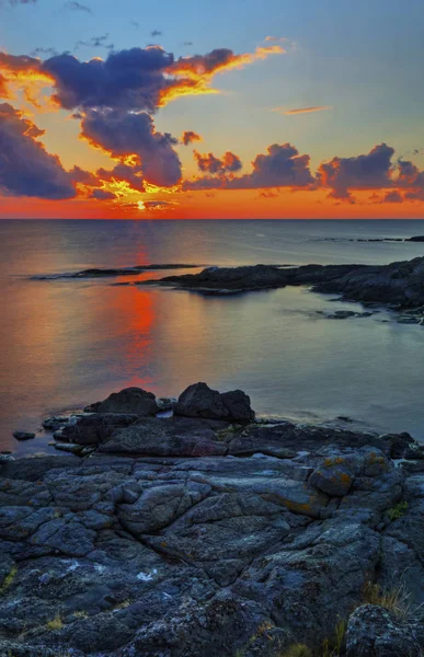 Όμορφη Ανατολή Του Ηλίου Στον Βραχώδη Ακτή Και Δραματικό Ουρανό — Φωτογραφία Αρχείου