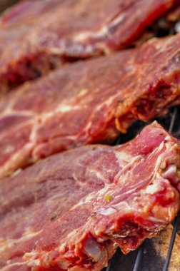 Izgara portre üzerinde taze et pişirme