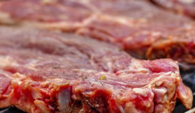 Izgara portre üzerinde taze et pişirme