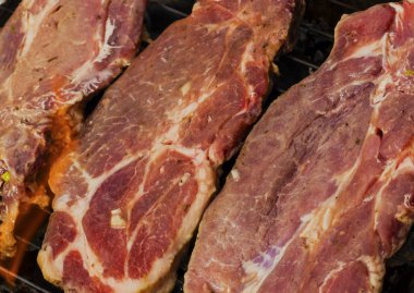 Izgara portre üzerinde taze et pişirme