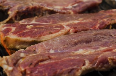 Izgara portre üzerinde taze et pişirme