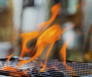 Alevler Barbekü portre üzerinde yanan
