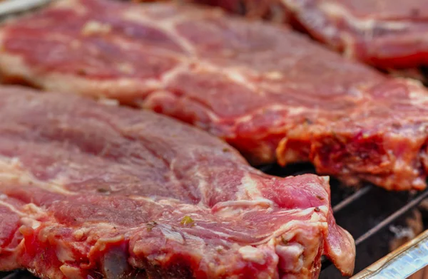 Hornear Carne Fresca Primer Plano Parrilla — Foto de Stock