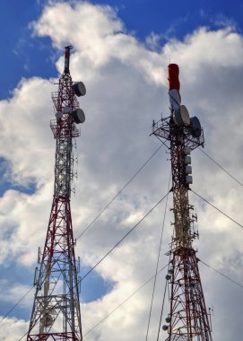 Telsiz ulaşım noktalar üzerinde mavi gökyüzü kule