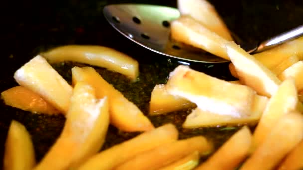 Koken Heerlijke Gebakken Aardappelen Closeup — Stockvideo