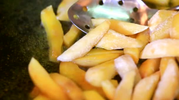 Cocinar Deliciosas Papas Fritas Cerca — Vídeos de Stock