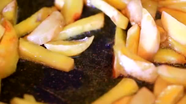 Vaření Chutné Smažené Brambory Closeup — Stock video